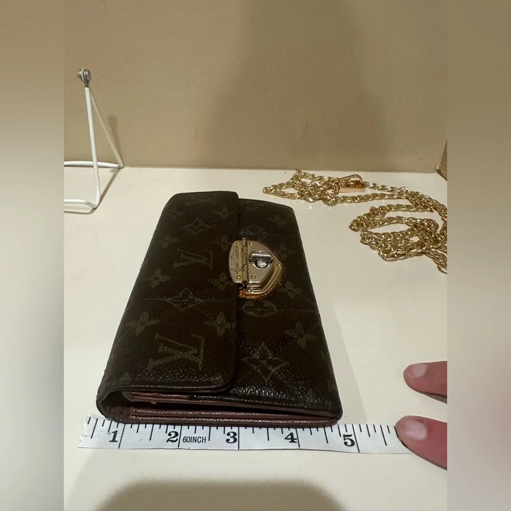 LOUIS VUITTON
Sarah leather wallet w/unbranded chain - Picture 12 of 12